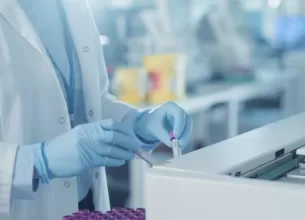 medic specialist in medicina de laborator pregatit sa analizeze niste probe de sange.