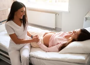 Moasa discutand cu o pacienta insarcinata, dupa internare.