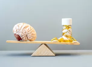 Model al creierului uman si suplimente pentru sustinerea functiei cerebrale asezate pe un cantar de echilibru, ilustrand conceptul de echilibru intre nutritie si sanatatea creierului.