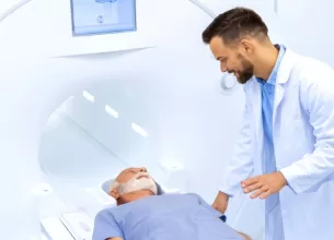 Pacient varstnic inainte de tomografie computerizata