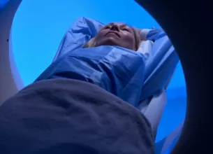 Pacienta in timpul unui CT Abdominal dupa accident rutier