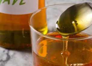 Sticla si pahar cu sirop de agave