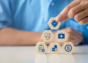 Cuburi din lemn cu simboluri medicale, pentru ilustrare conceptului de servicii medicale