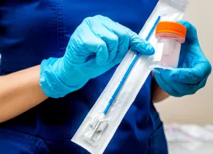 Medic tinand in maini kit pentru testul Pap