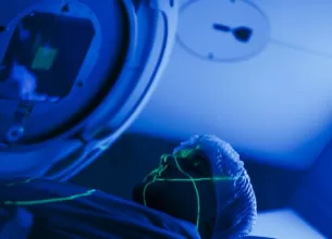 Pacient in timpul unei sedinte de radioterapie