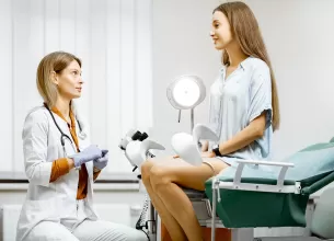 Pacienta in cabientul medicului ginecolog discuta despre histerosonografie (HYCOSY)