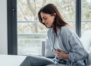 Tanara cu dureri abdominale cauzate de dopul de constipatie