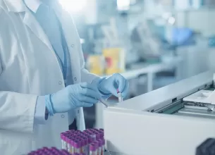 Tehnician de laborator operand echipamente de diagnostic avansat pentru analize medicale