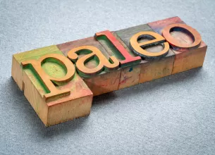 Textul “Paleo” realizat din litere tipografice din lemn