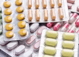 Varietate de medicamente si tratamente farmaceutice utilizate in ingrijirea sanatatii.