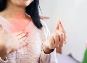 Administrarea unui medicament oral de către o femeie adultă