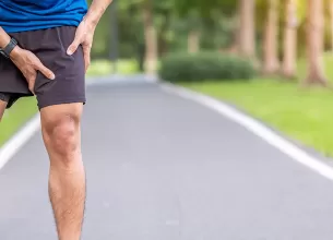 Barbat tanar resimte dureri musculare intense in timpul activitatii fizice