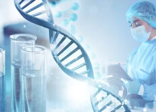 Cercetator analizand eprubete si probe ADN intr-un laborator modern
