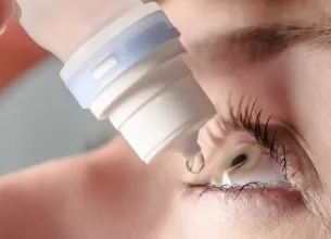 Femeie care isi administreaza lacrimi artificiale