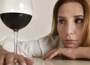 Femeie expusa la imbatranire prematura asociata cu consumul de alcool