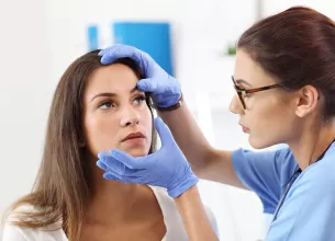Femeie la consultatie oftalmologica pentru ochi umflati