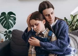 Mama consolandu-si fiica trista dupa pierderea unei persoane dragi.