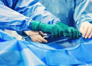 Medici in timpul unei proceduri de cardiologie interventionala pentru inchiderea foramen ovale patent