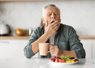 Barbat senior obosit se confrunta cu somnolenta excesiva pe timpul zilei