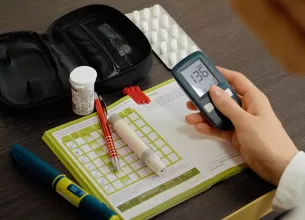 Femeie verifica rezultatul unei masuratori de glicemie