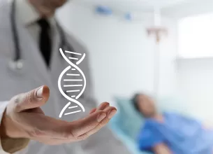 Medic care ține un simbol ADN, într-o reprezentare a legăturii dintre genetică, sănătate și medicina personalizată.