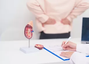 Medic consultand o pacienta cu boala cronica de rinichi