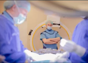 Medici in timpul interventiei de montare a stimulatorului medular