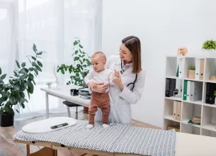 Băiețel la control medical la pediatru