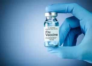 Cadru medical tine in mana un flacon de vaccin