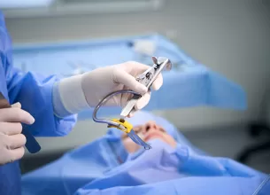 Chirurg foloseste instrumente medicale speciale in timpul unei interventii chirurgicale