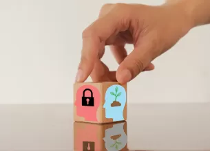 Cub de lemn cu imagini ce ilustreaza conceptul de reframing sau schimbare de perspectiva.