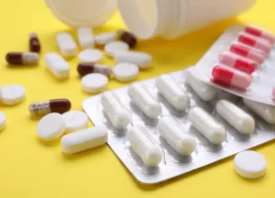 Diferite medicamente antidepresive asezate pe un fundal galben