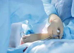 Echipa medicala realizeaza sutura unei incizii in timpul unei interventii chirurgicale abdominale