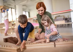 Educatoare si copii intr-o gradinita Montessori.