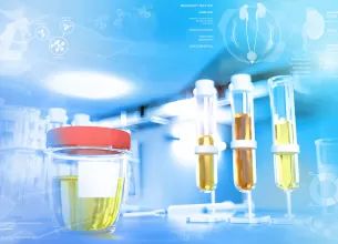 Eprubete cu probe biologice pregatite pentru analize intr-un laborator modern