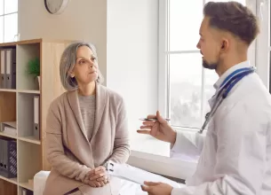 Femeie in varsta discuta cu medicul despre optiunile de tratament