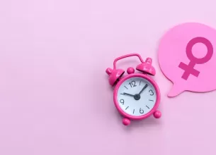 Femeie la menopauza zambeste si reflecta asupra schimbarilor specifice acestei etape