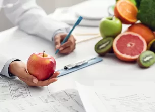 Medic nutritionist ofera recomandari alimentare unei paciente