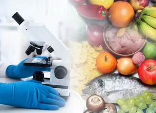 Specialist analizeaza probe alimentare la microscop intr-un laborator modern