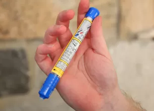 Autoinjector cu epinefrina pregatit pentru tratamentul reactiilor alergice severe