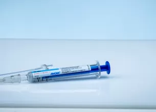 Flacon cu medicament injectabil utilizat in tratamente medicale specializate