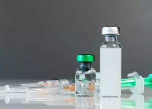 Flacon de vaccin si seringa pregatita pentru administrarea unei injectii