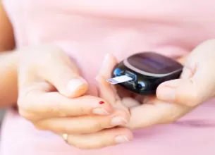 Masurarea glicemiei cu glucometrul pentru monitorizarea zaharului din sange