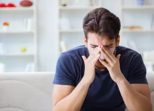 Tanar se recupereaza acasa dupa o interventie chirurgicala la nivelul nasului