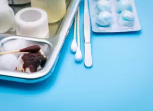 Trusa medicala din inox utilizata pentru ingrijirea si pansarea ranilor