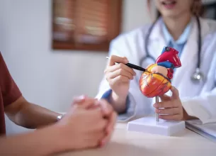 Cardiolog explica unei paciente despre afectiunile inimii