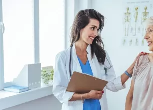 Femeie aflata in perioada de menopauza discuta cu un medic