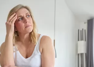 Femeie confruntandu-se cu schimbari de dispozitie la menopauza.