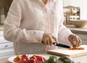 Femeie matura care prepara o masa