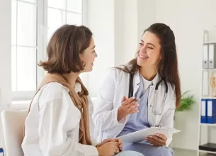 Medic si pacienta in timpul unui consult, discutand despre analizele si investigatiile necesare.